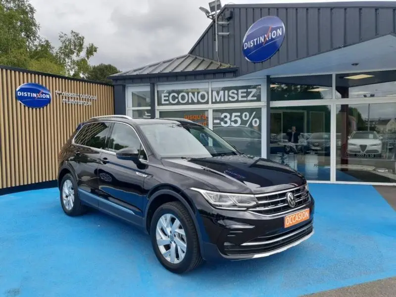 Volkswagen Tiguan 1.4 eHybrid noir intense nacré en 3/4 avant droit, avec jantes alu et toit ouvrant visible.