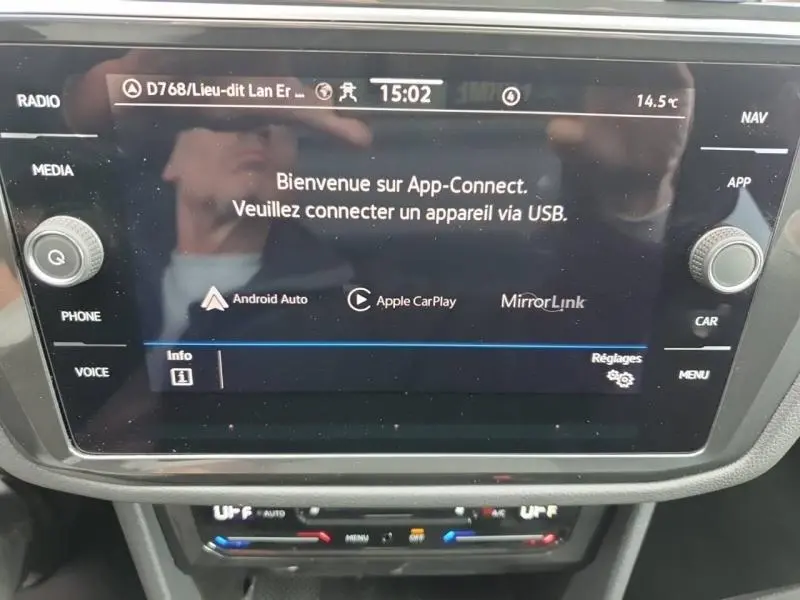 Écran tactile central du Volkswagen Tiguan 1.4 eHybrid noir, affichant la connexion App-Connect via USB.