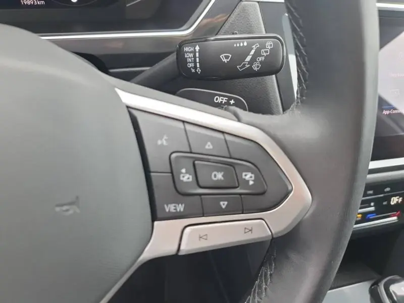 Gros plan sur les commandes au volant cuir noir du Volkswagen Tiguan 1.4 eHybrid 2022 avec affichage multifonction.