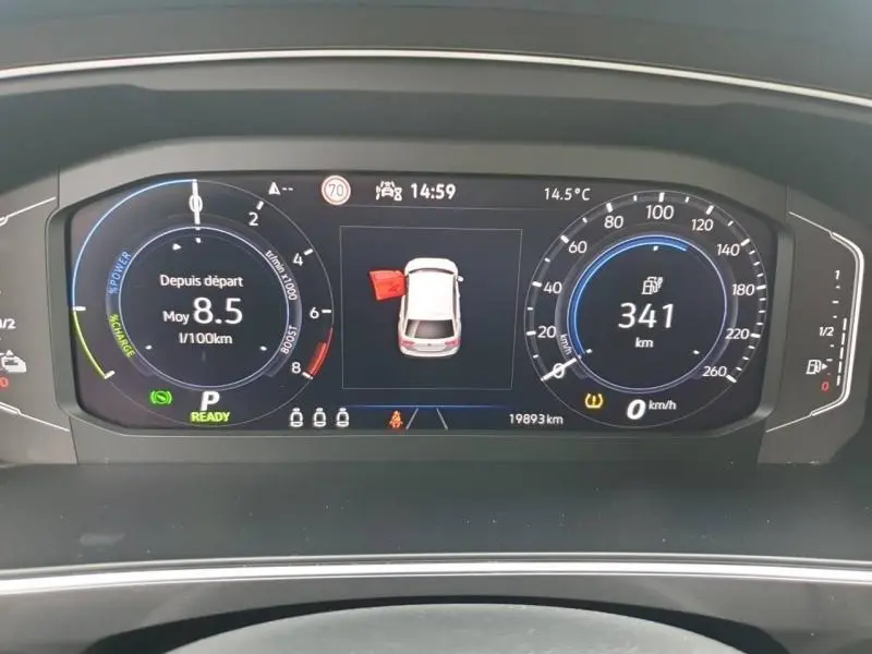 Tableau de bord numérique du Volkswagen Tiguan 1.4 eHybrid 2022, affichant la consommation et l'ouverture de la porte gauche.