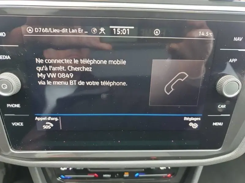 Écran tactile central du Volkswagen Tiguan 1.4 eHybrid 2022 affichant la connexion Bluetooth, vue de face.