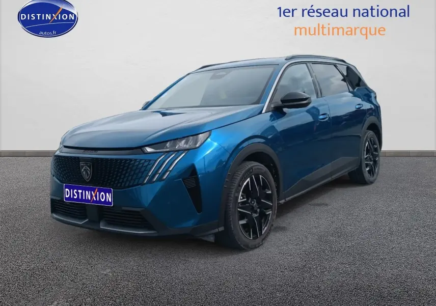 Peugeot 5008 Hybrid 145 allure e-dcs6 bleu, vue 3/4 avant avec calandre distinctive et jantes noires.