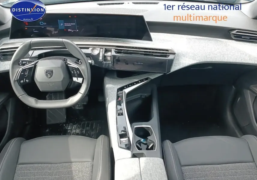 Vue intérieure avant du Peugeot 5008 Hybrid 145 allure e-dcs6 2025, volant cuir multifonction et tableau de bord digital.