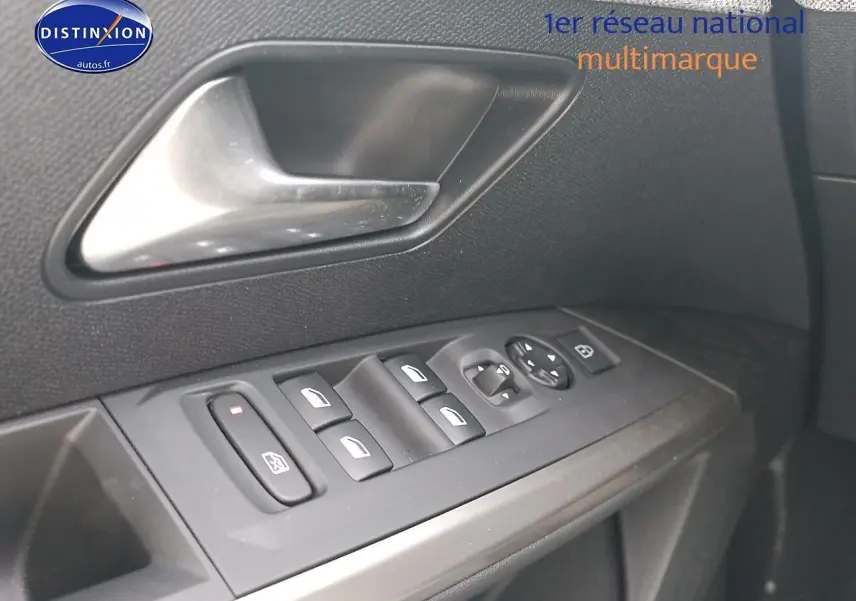 Gros plan sur la commande des vitres et rétroviseurs côté gauche d’un Peugeot 5008 bleu Hybrid 145 allure 2025.