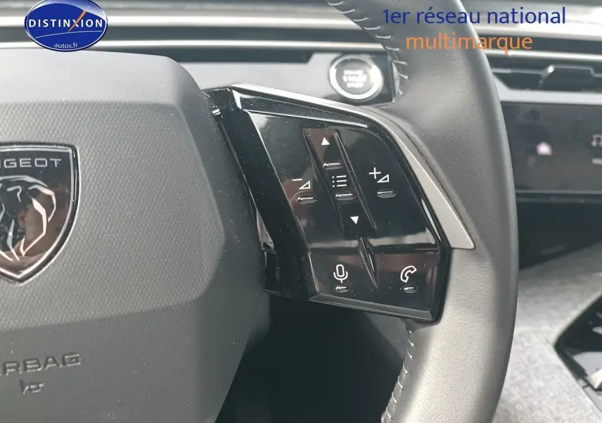 Gros plan sur le volant cuir multifonction côté droit du Peugeot 5008 Hybrid 145 allure e-dcs6 2025.