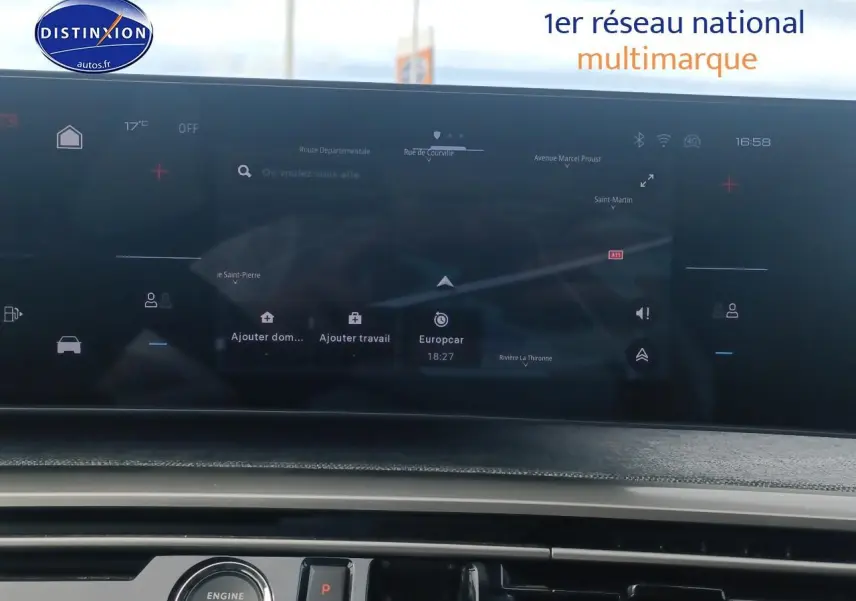 Vue rapprochée de l’écran tactile central et de la console du Peugeot 5008 Hybrid 145 allure bleu, intérieur moderne.