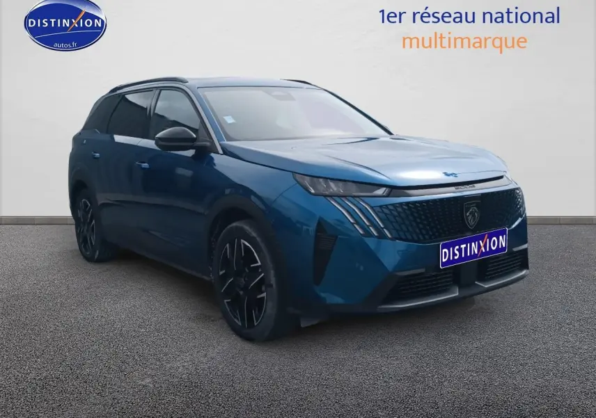 Peugeot 5008 Hybrid 145 allure e-dcs6 bleu en 3/4 avant droit avec calandre distinctive et jantes alu noires.