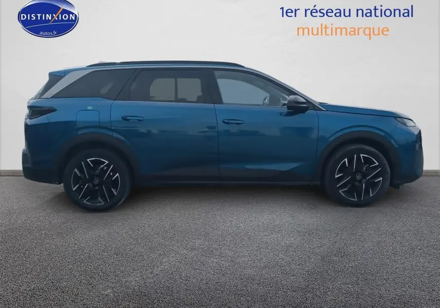 Profil côté gauche du Peugeot 5008 Hybrid 145 allure bleu 2025 avec jantes alu et vitres surteintées.