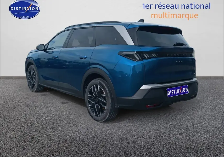 Peugeot 5008 Hybrid 145 allure bleu, vue 3/4 arrière droit avec vitres arrière surteintées et jantes alu noires.