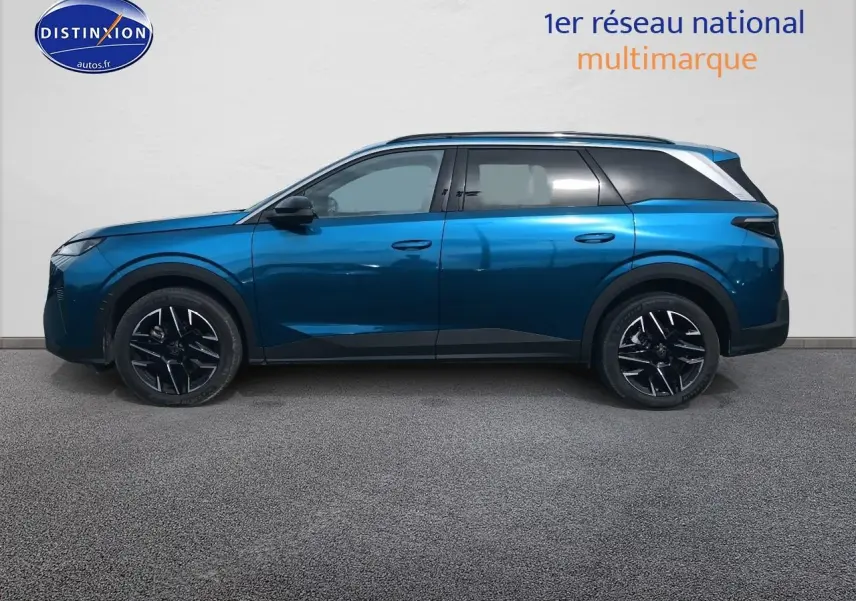 Vue latérale droite d'un Peugeot 5008 Hybrid 145 allure e-dcs6 bleu avec jantes alu et toit noir.