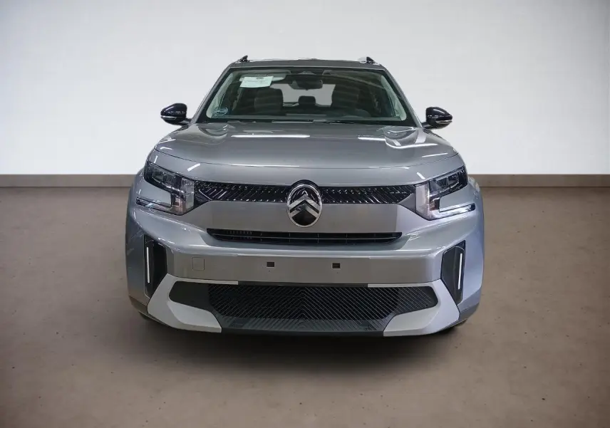 Vue frontale d'un Citroën C3 Aircross 2025 gris Mercury avec calandre noire et phares LED distinctifs.