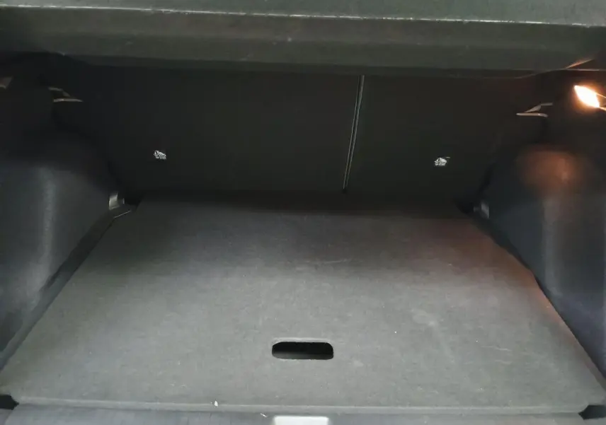 Coffre ouvert de Citroën C3 Aircross Hybrid 145 gris Mercury, vue intérieure montrant le plancher escamotable.