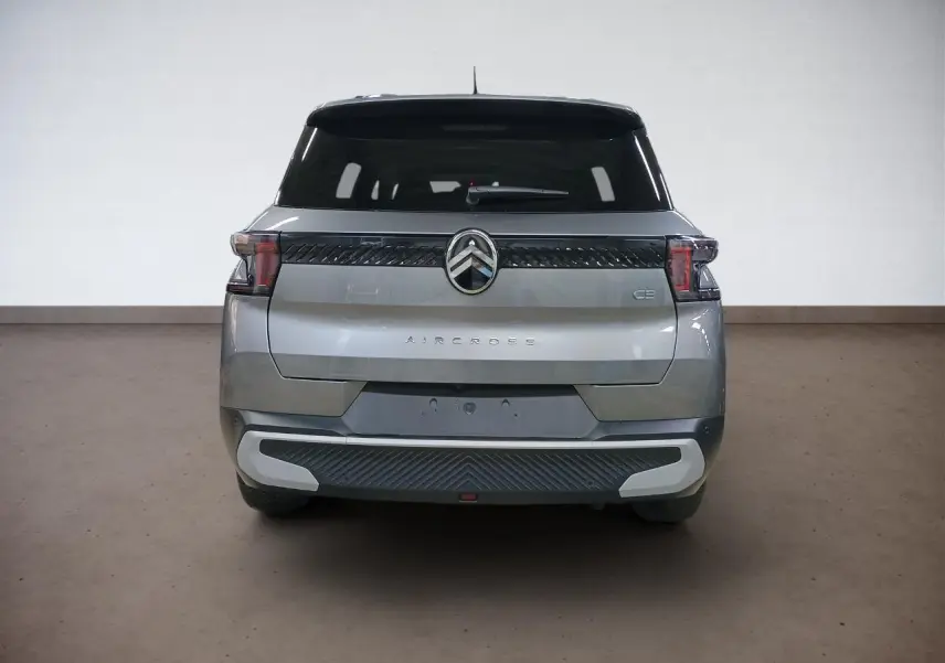 Vue arrière d'un Citroën C3 Aircross 2025 gris Mercury avec feux LED et logo chromé central.