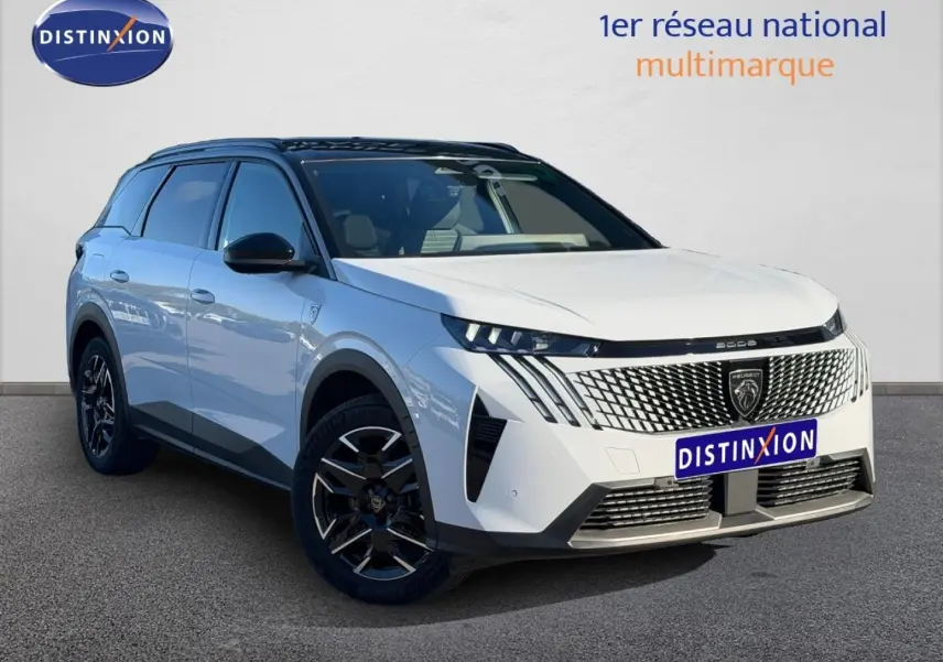 Peugeot 5008 Hybrid blanc Okénite vue 3/4 avant droit avec calandre distinctive et jantes noires.