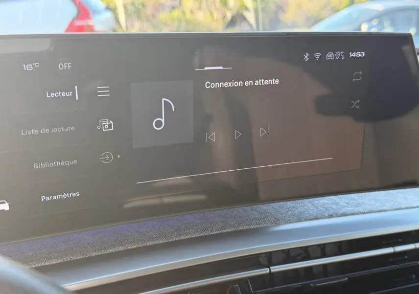 Écran tactile multimédia du tableau de bord du Peugeot 5008 Hybrid blanc, affichant une connexion en attente.