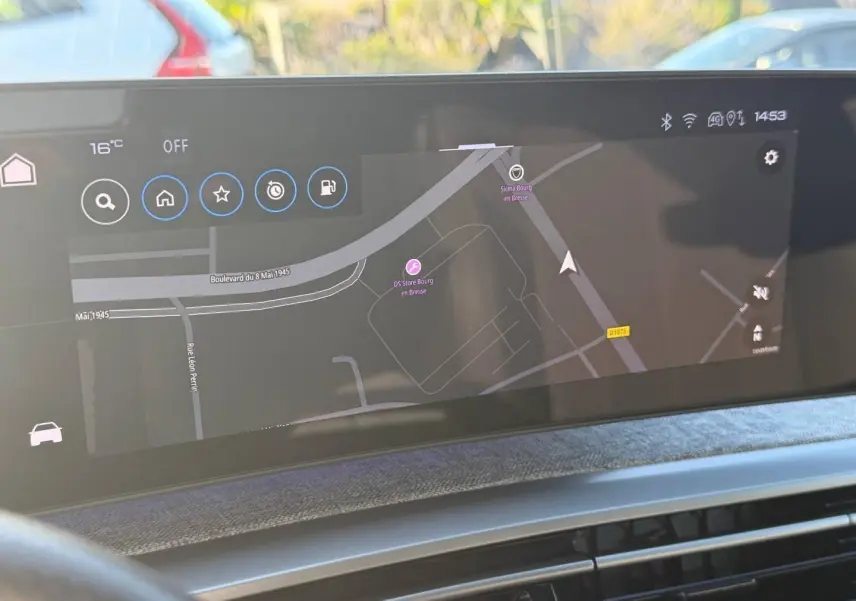 Écran tactile intérieur du Peugeot 5008 Hybrid 2025 montrant la navigation GPS avec carte en mode jour.