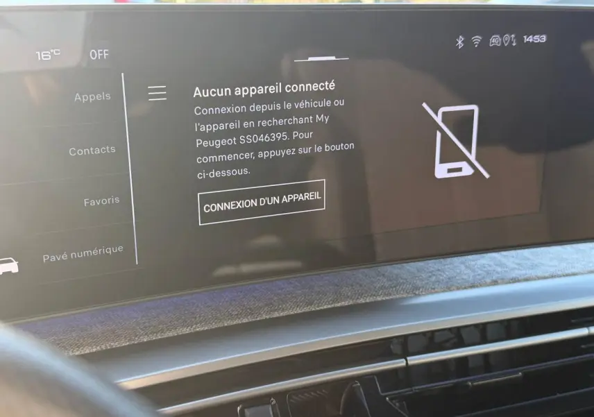 Écran tactile central du Peugeot 5008 Hybrid blanc, affichant l'interface de connexion d'appareil sans fil.