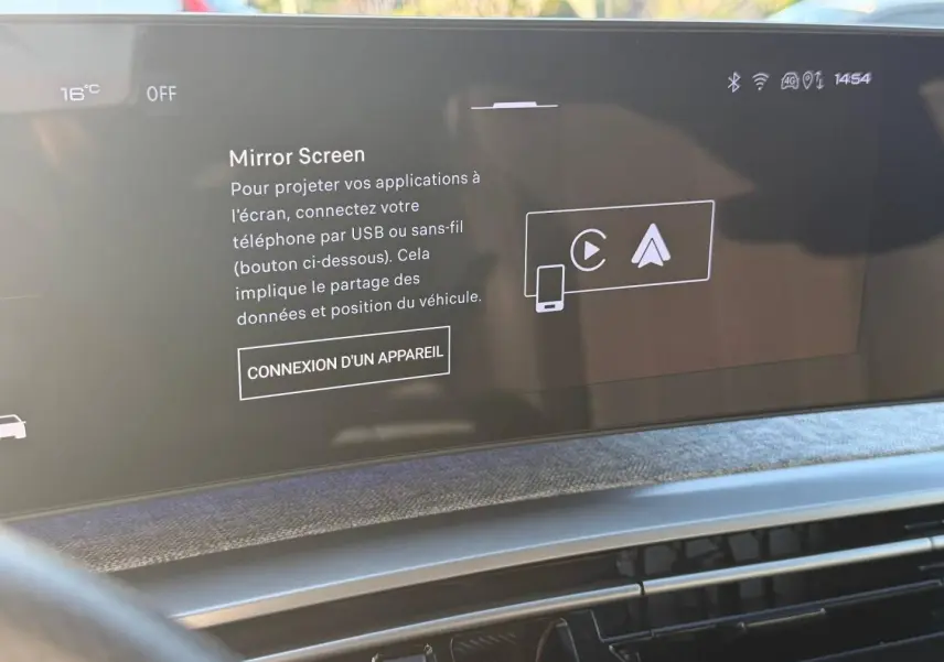 Écran tactile central du Peugeot 5008 Hybrid 145ch GT blanc Okénite, affichant la fonction Mirror Screen.