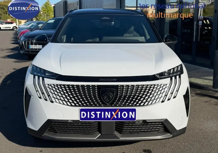 Vue frontale du Peugeot 5008 Hybrid blanc Okénite avec calandre distinctive et phares LED fins.