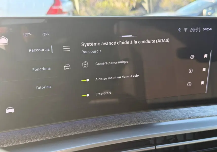 Écran tactile intérieur du Peugeot 5008 Hybrid 145ch GT montrant les aides à la conduite, ambiance moderne et épurée.