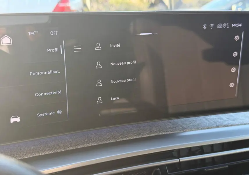 Écran tactile intérieur du Peugeot 5008 Hybrid 145ch GT, affichant les profils utilisateurs, vue de face.