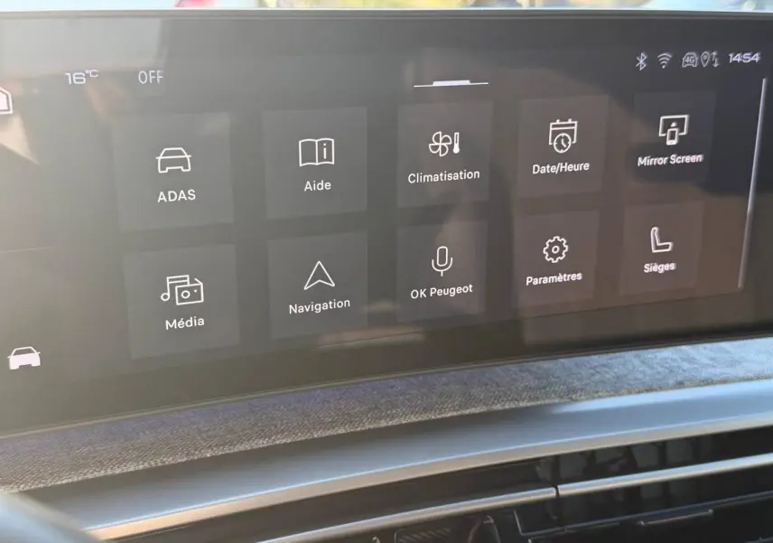 Écran tactile central du tableau de bord du Peugeot 5008 Hybrid blanc, affichant les menus de climatisation et navigation.