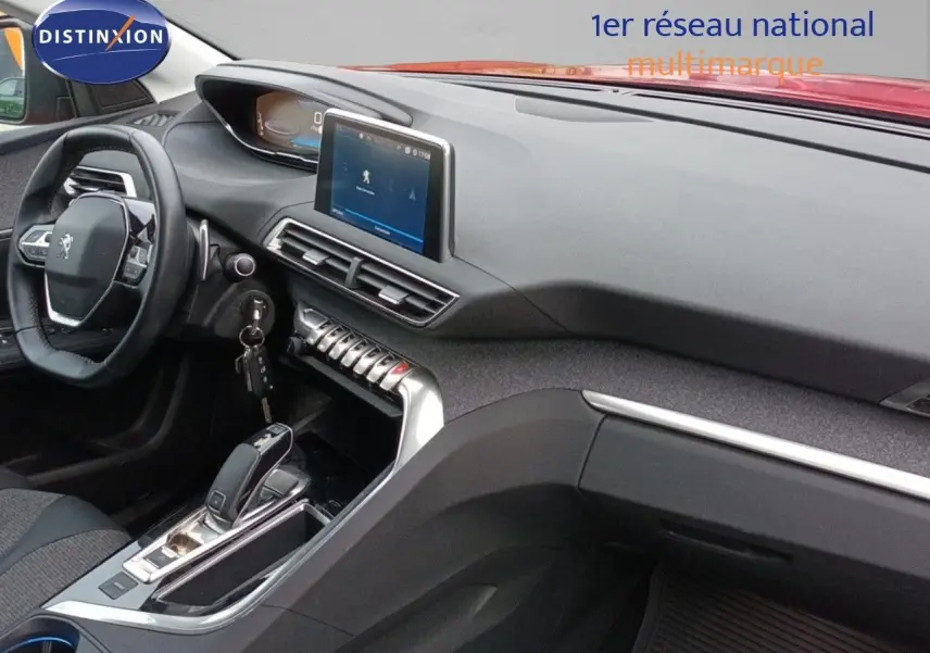 Vue intérieure du tableau de bord et console centrale du Peugeot 3008 rouge foncé avec écran tactile et volant compact.