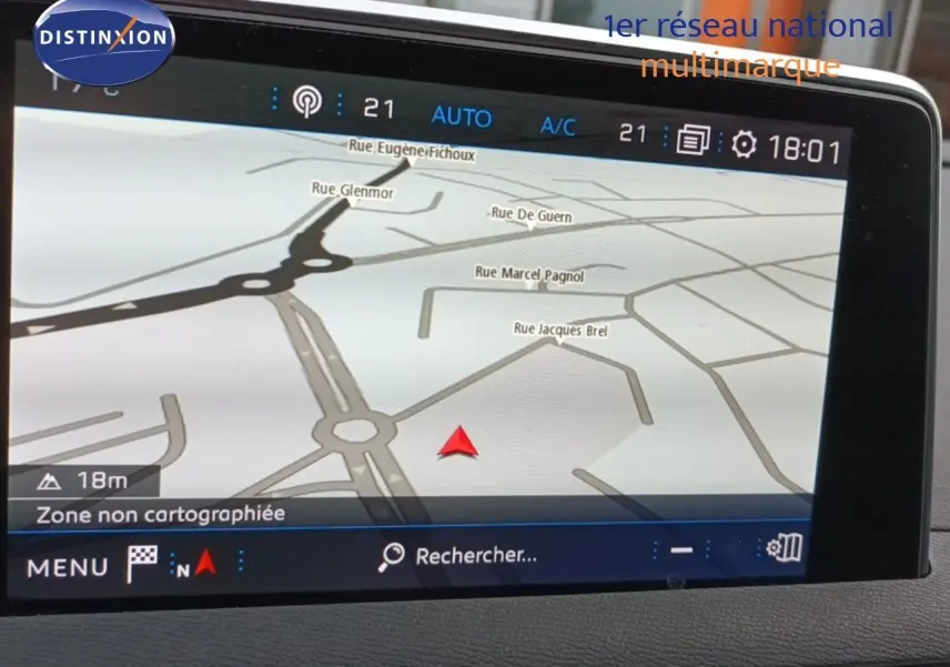 Écran tactile du système de navigation du Peugeot 3008 rouge foncé, affichant une carte routière en intérieur.