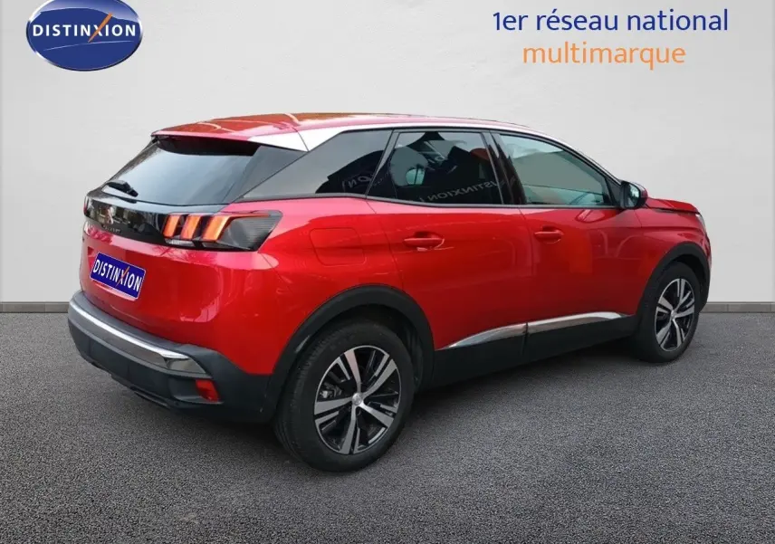 Peugeot 3008 rouge foncé métal en vue 3/4 arrière côté droit, avec toit noir et jantes bi-ton.