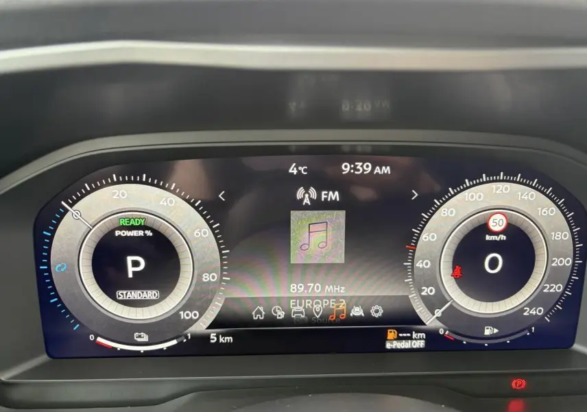 Affichage numérique du tableau de bord du Nissan Qashqai 2025, avec vitesse, puissance et radio FM visible.