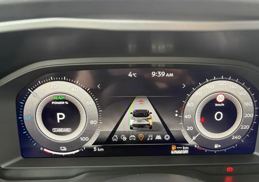 Tableau de bord numérique du Nissan Qashqai 2025 affichant la vitesse, la température et l'alerte limite à 50 km/h.