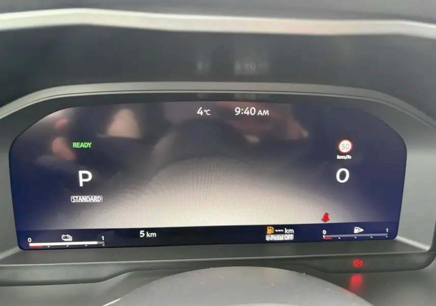 Tableau de bord numérique du Nissan Qashqai III 1.5 Hybrid E-Power, affichage clair à 9h40, température 4°C.