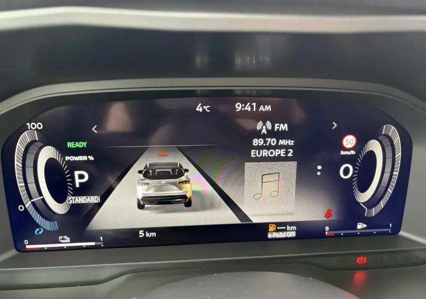 Affichage numérique 12,3 pouces du tableau de bord du Nissan Qashqai III en mode parking avec vue arrière du véhicule.