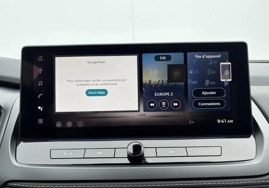 Écran tactile central du Nissan Qashqai III 2025 affichant Google Maps et radio FM, avec commandes sous l'écran.