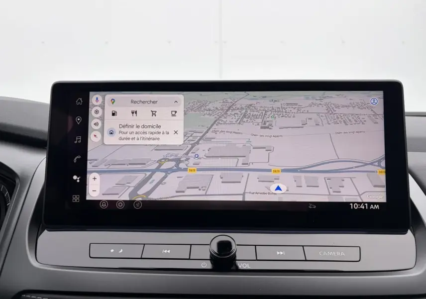 Écran tactile 12,3" du Nissan Qashqai 2025 affichant la navigation avec commandes intégrées en dessous.