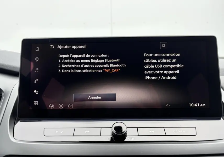 Écran tactile central du Nissan Qashqai 2025 affichant les instructions de connexion Bluetooth, intérieur gris.