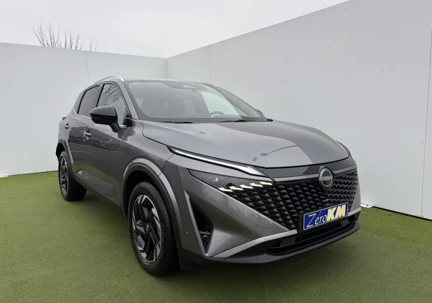 Nissan Qashqai III 1.5 Hybrid E-Power gris foncé métallisé, vue 3/4 avant avec calandre noire et phares LED fins.