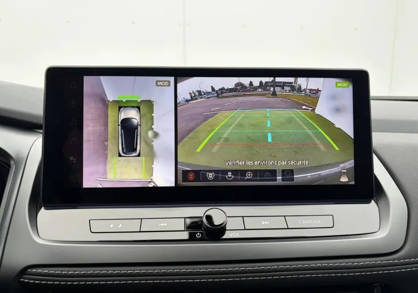 Écran central du Nissan Qashqai 2025 affichant la caméra de recul et la vue 360° en intérieur noir.