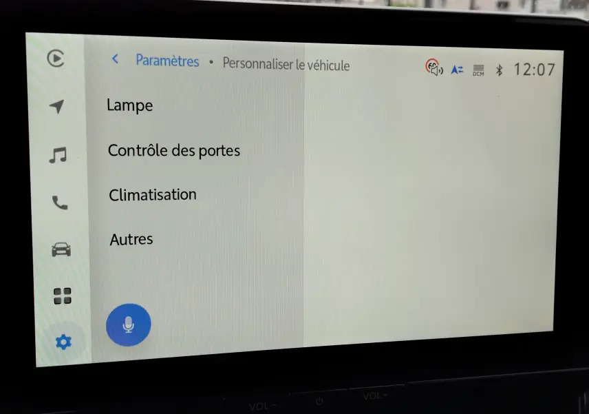 Écran tactile intérieur de la Toyota Corolla Cross 2025 affichant le menu de personnalisation du véhicule.