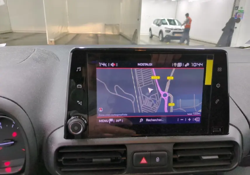 Vue intérieure centrée sur l'écran tactile de navigation du Citroën Berlingo gris clair avec tableau de bord noir.