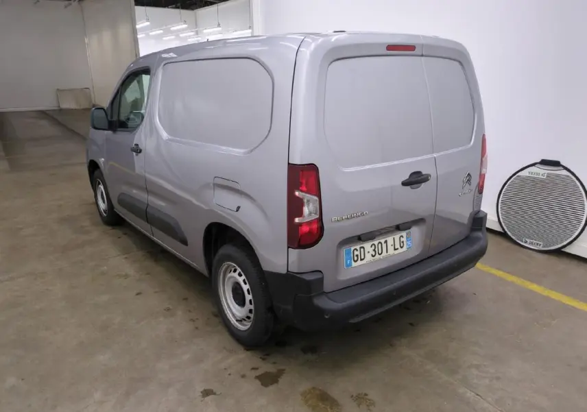 Vue 3/4 arrière droite d'un Citroën Berlingo gris clair fourgon avec portes arrière battantes et jantes tôle.