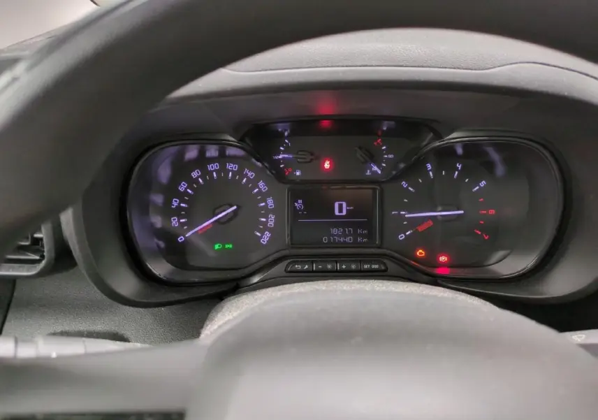 Vue rapprochée du tableau de bord de la Citroën Berlingo 2021, affichage numérique et compteurs analogiques allumés.