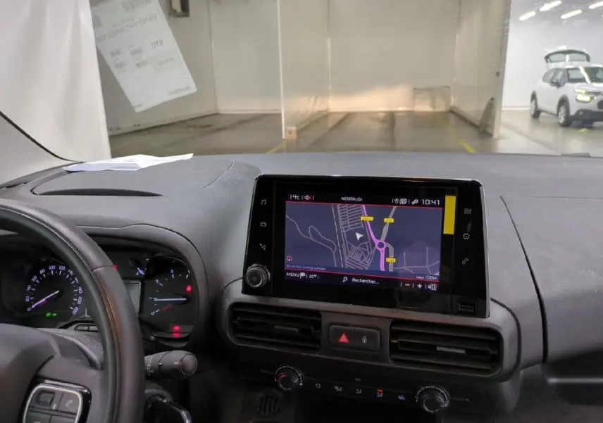 Vue intérieure du tableau de bord du Citroën Berlingo 2021, avec écran tactile de navigation et volant partiellement visible.