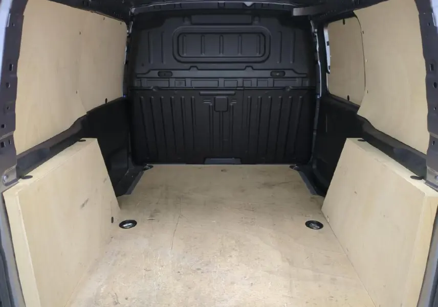 Vue intérieure arrière du fourgon Citroën Berlingo gris clair avec plancher bois antidérapant et parois protégées.