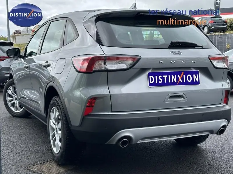 Vue 3/4 arrière droite du Ford Kuga 2024 gris Solar métallisé avec double sortie d’échappement et feux arrière LED.