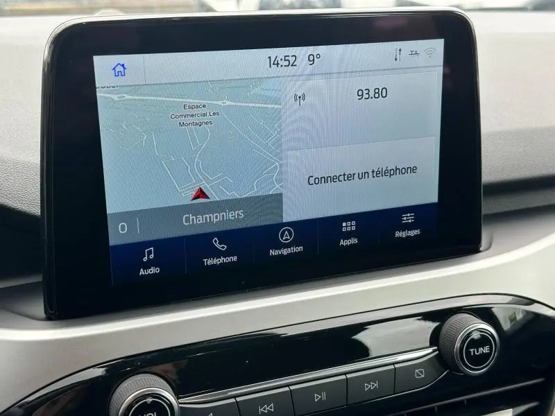 Écran tactile central du Ford Kuga 2024 affichant la navigation et la connexion téléphone, vue intérieure avant.