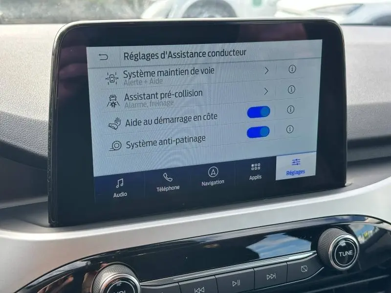 Écran tactile central du Ford Kuga 2024 affichant les réglages d'assistance conducteur, vue intérieure frontale.