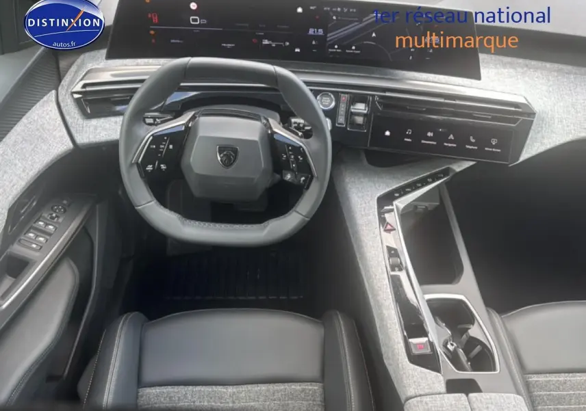 Vue intérieure du poste de conduite du Peugeot 5008 Hybrid 145 allure e-dcs6 2025, volant cuir et écran tactile large.