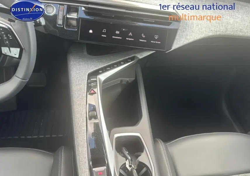 Vue intérieure de la console centrale et tableau de bord du Peugeot 5008 noir, avec écran tactile et volant cuir multifonction.