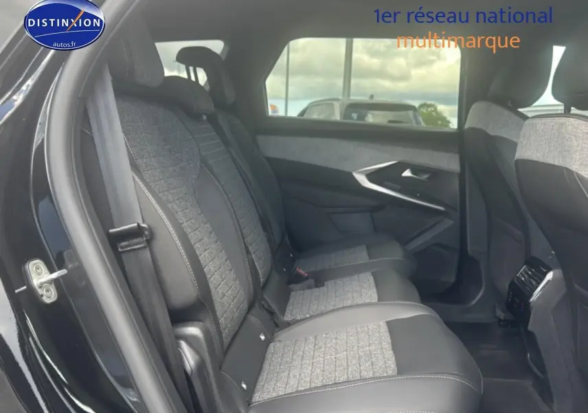Vue côté gauche des sièges arrière en tissu gris et cuir noir du Peugeot 5008 Hybrid 145 allure e-dcs6 2025.